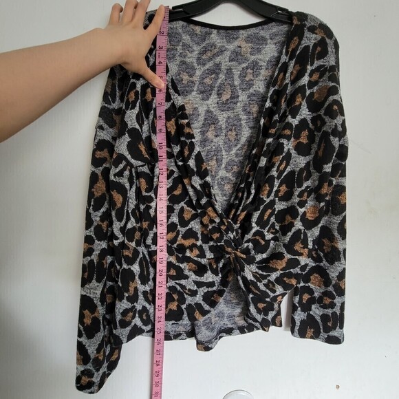 NEW Cherish Leopard Cheetah Print Twist Deep V Back Long Sleeve Top Size Large - Picture 8 of 11